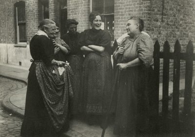 Frauen unterhalten sich auf der Straße, London von English Photographer